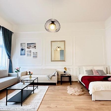 Jozsef 18 Apartment - 5 Mins To New York Cafe Будапеща Екстериор снимка