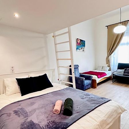 Jozsef 18 Apartment - 5 Mins To New York Cafe Будапеща Екстериор снимка