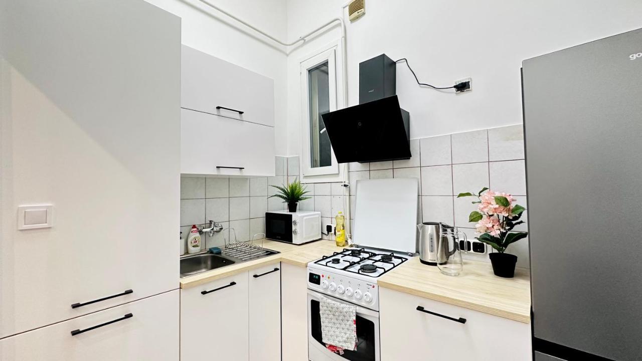 Jozsef 18 Apartment - 5 Mins To New York Cafe Будапеща Екстериор снимка