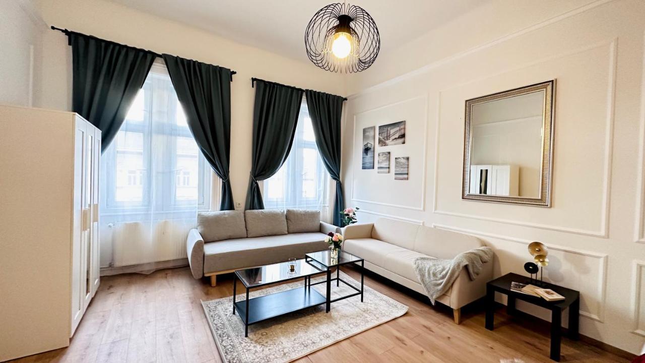 Jozsef 18 Apartment - 5 Mins To New York Cafe Будапеща Екстериор снимка