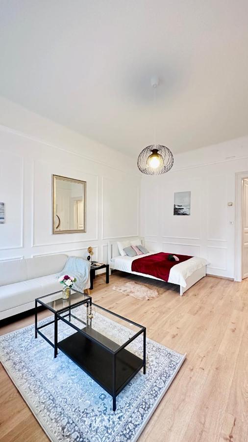Jozsef 18 Apartment - 5 Mins To New York Cafe Будапеща Екстериор снимка
