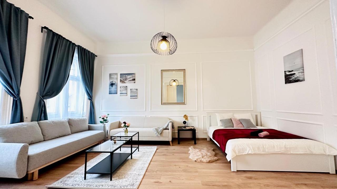 Jozsef 18 Apartment - 5 Mins To New York Cafe Будапеща Екстериор снимка